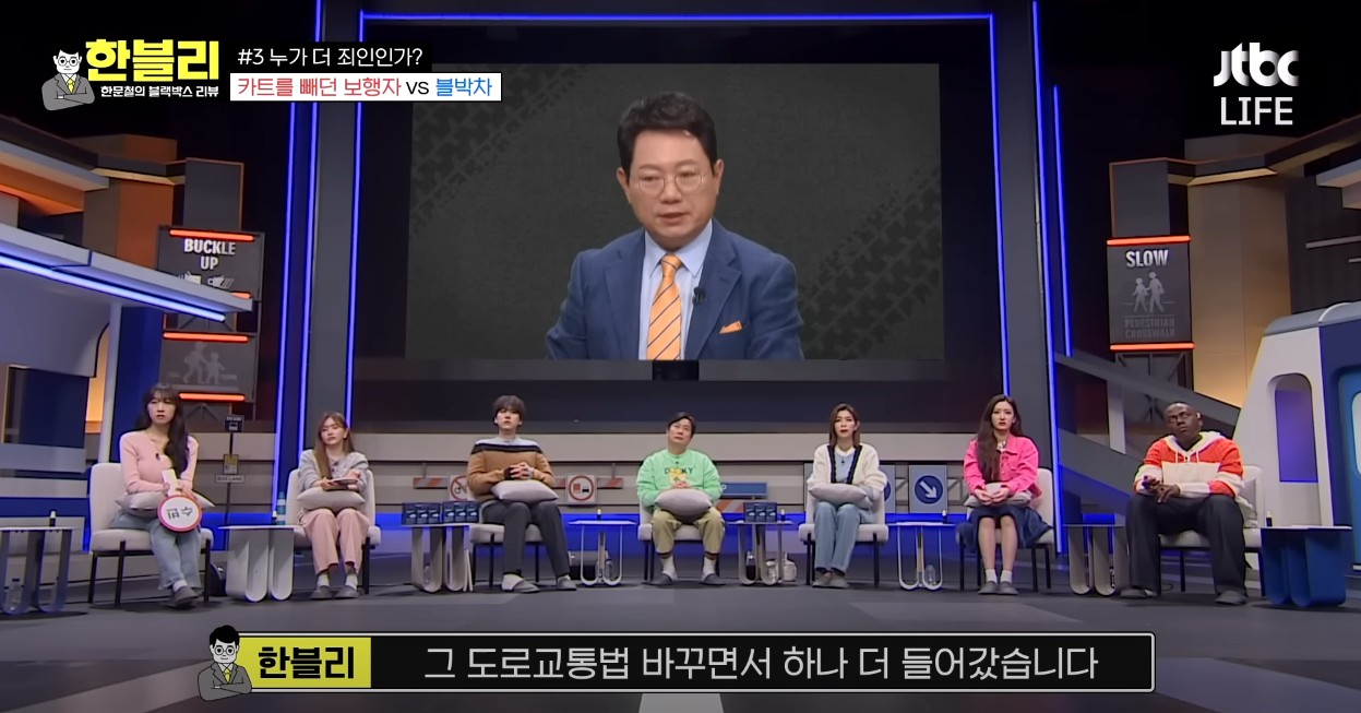 인도와 중앙선이 없는 곳에서 보행자는 어디로 걸어야 할까?