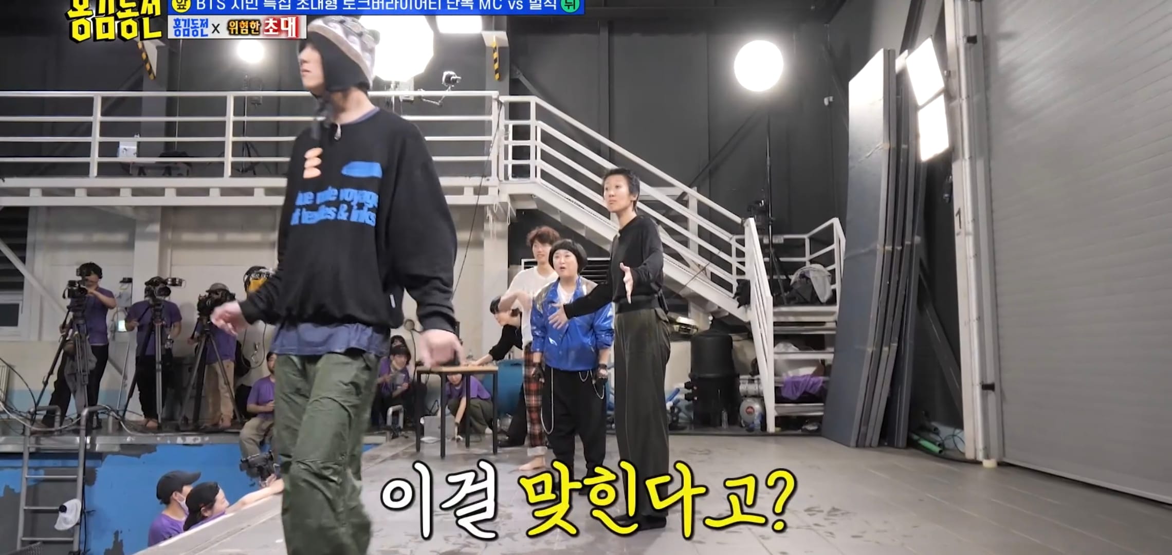 홍진경이 추는 춤을 무서울 정도로 잘 맞히는 주우재.gif