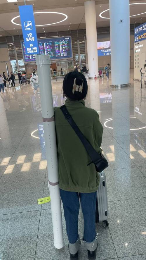페이커를 위해 2년 반동안 그린 그림을 수도관에 넣고 직접 한국까지 배송한 중국팬