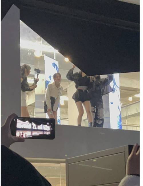 [스압] 사람 몰려서 난리난 르세라핌 팝업스토어