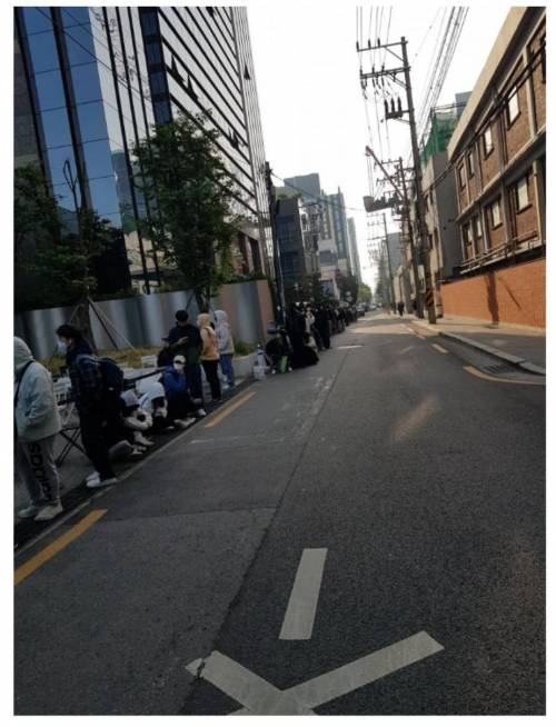 [스압] 사람 몰려서 난리난 르세라핌 팝업스토어