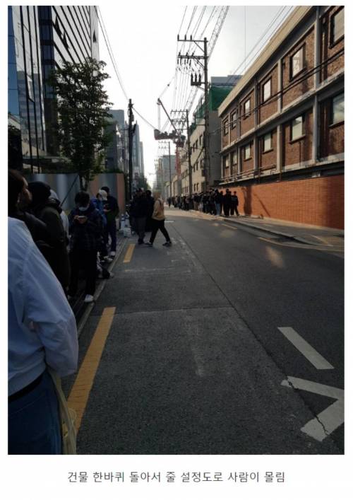 [스압] 사람 몰려서 난리난 르세라핌 팝업스토어