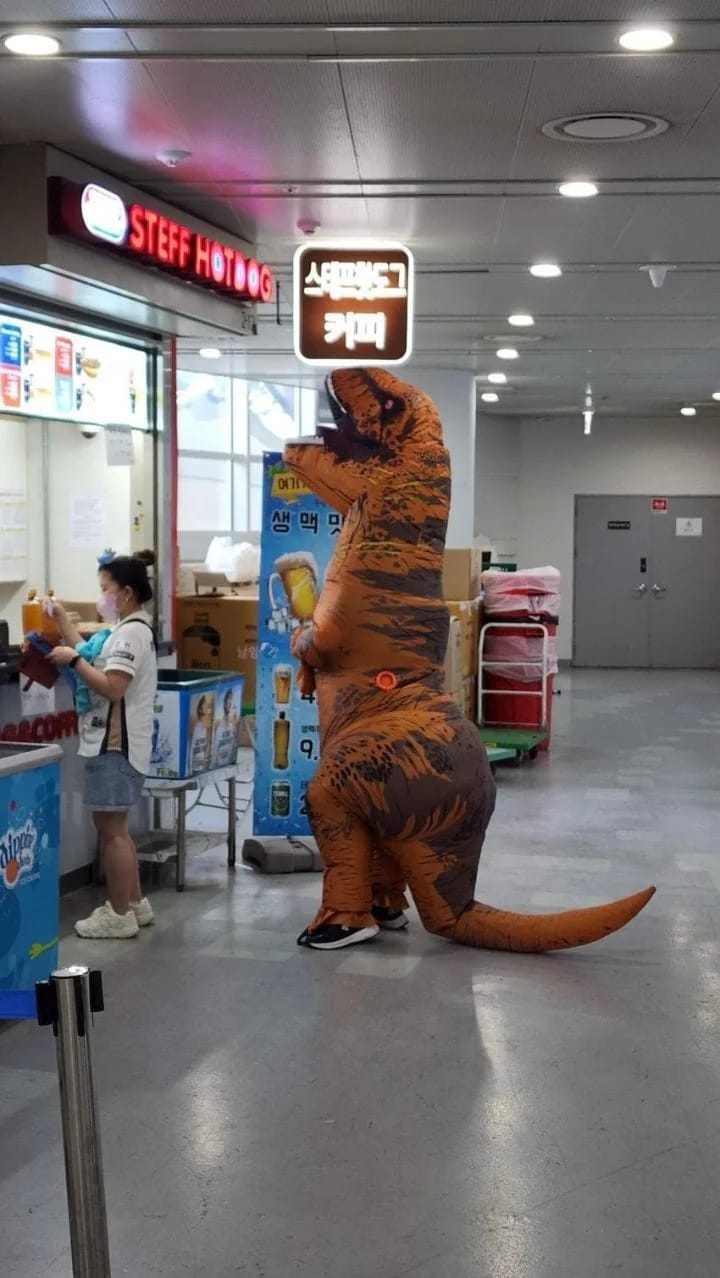 야구장 공룡 먹방ㅋㅋㅋㅋ.gif