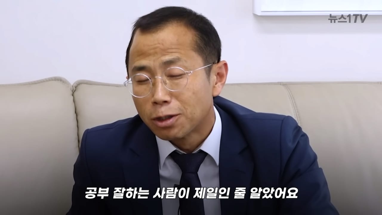 아직도 대한민국이 충분히 개천에서 용날수 있는 사회라고 말...