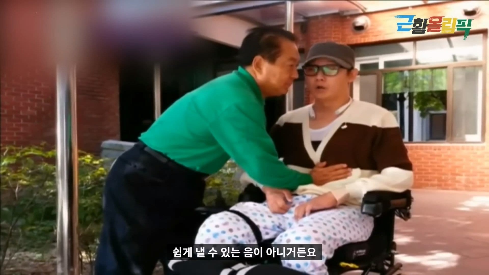 노래할때마다 배에서 출혈이 난다는 더크로스 김혁건