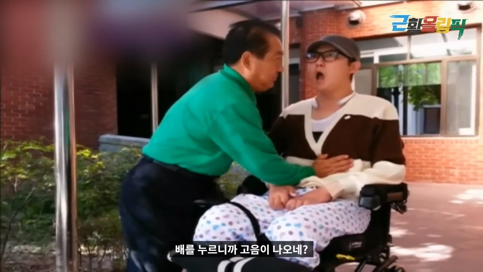 노래할때마다 배에서 출혈이 난다는 더크로스 김혁건