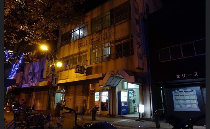 가성비 쩌는 비즈니스 호텔을 방문한 여행객