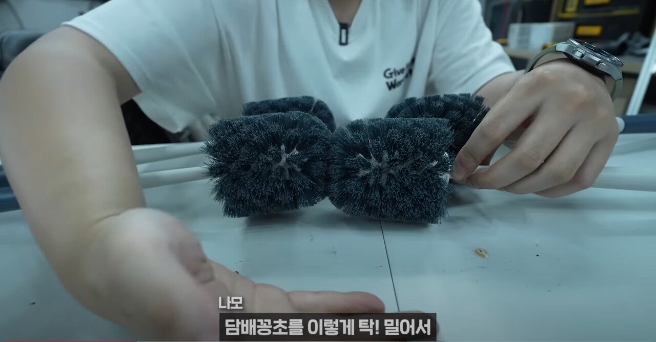 소고기를 먹기위해 담배꽁초 줍는 기계를 만든 유튜버.JPG.jpg