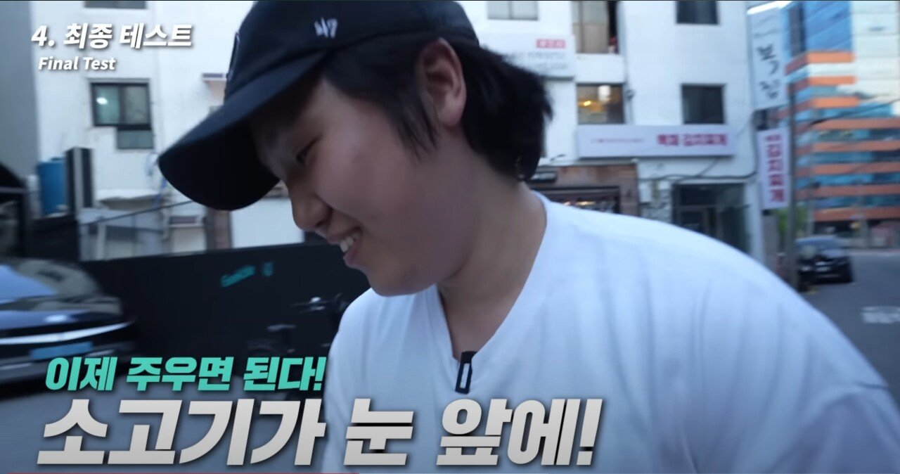 소고기를 먹기위해 담배꽁초 줍는 기계를 만든 유튜버.JPG.jpg