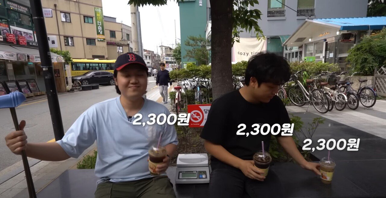 소고기를 먹기위해 담배꽁초 줍는 기계를 만든 유튜버.JPG.jpg