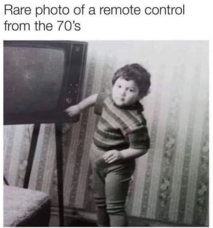 1970년 개발된 최초의 TV리모컨을 사용하는 모습...jpg