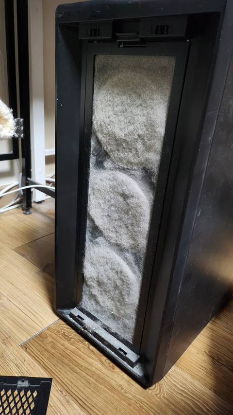				고양이 키우는 집 컴퓨터 본체 상태