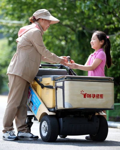 야쿠르트 아줌마 카트가 점점 커지는 이유