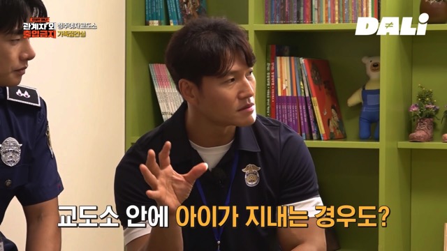 여자 교도소에서 수감자가 아이를 낳으면 생기는 일.jpg