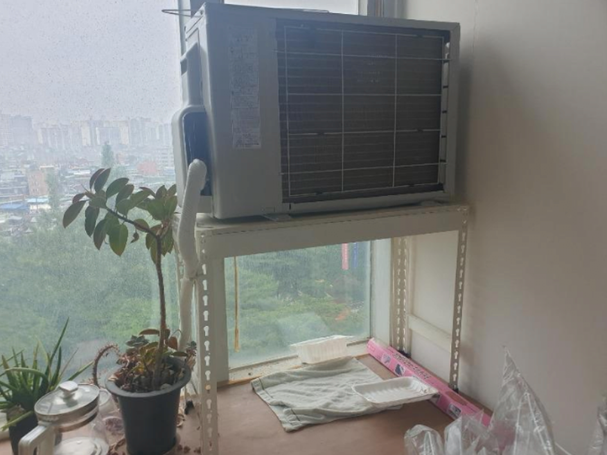 에어컨기사님이 실외기를 방 안에 설치했었네요.jpg