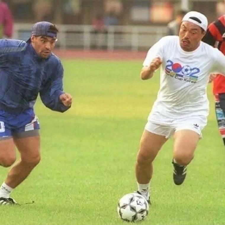 제가 마라도나랑 볼 차봤어요.jpg