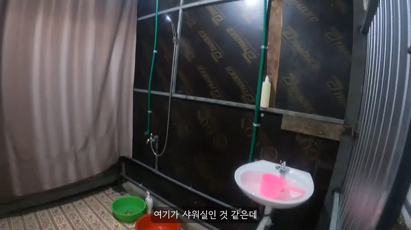 베트남 다낭에서 2달러짜리 숙소 체험하는 유튜버