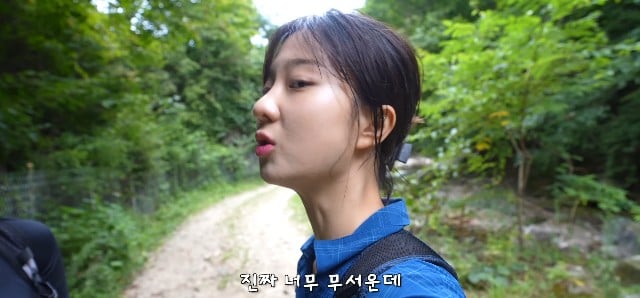 등산 7년째 하면서 처음 겪는 경험에 무서워하는 여성...