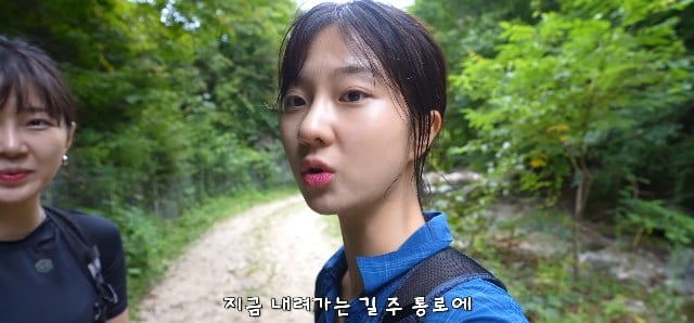 등산 7년째 하면서 처음 겪는 경험에 무서워하는 여성...