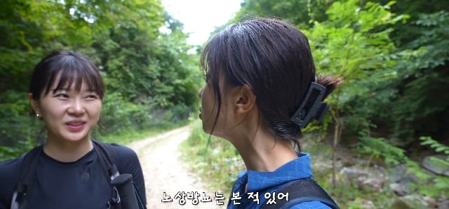 등산 7년째 하면서 처음 겪는 경험에 무서워하는 여성...