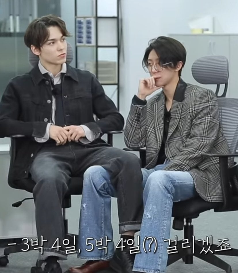 편한 사람이랑 있을때 나오는 자세