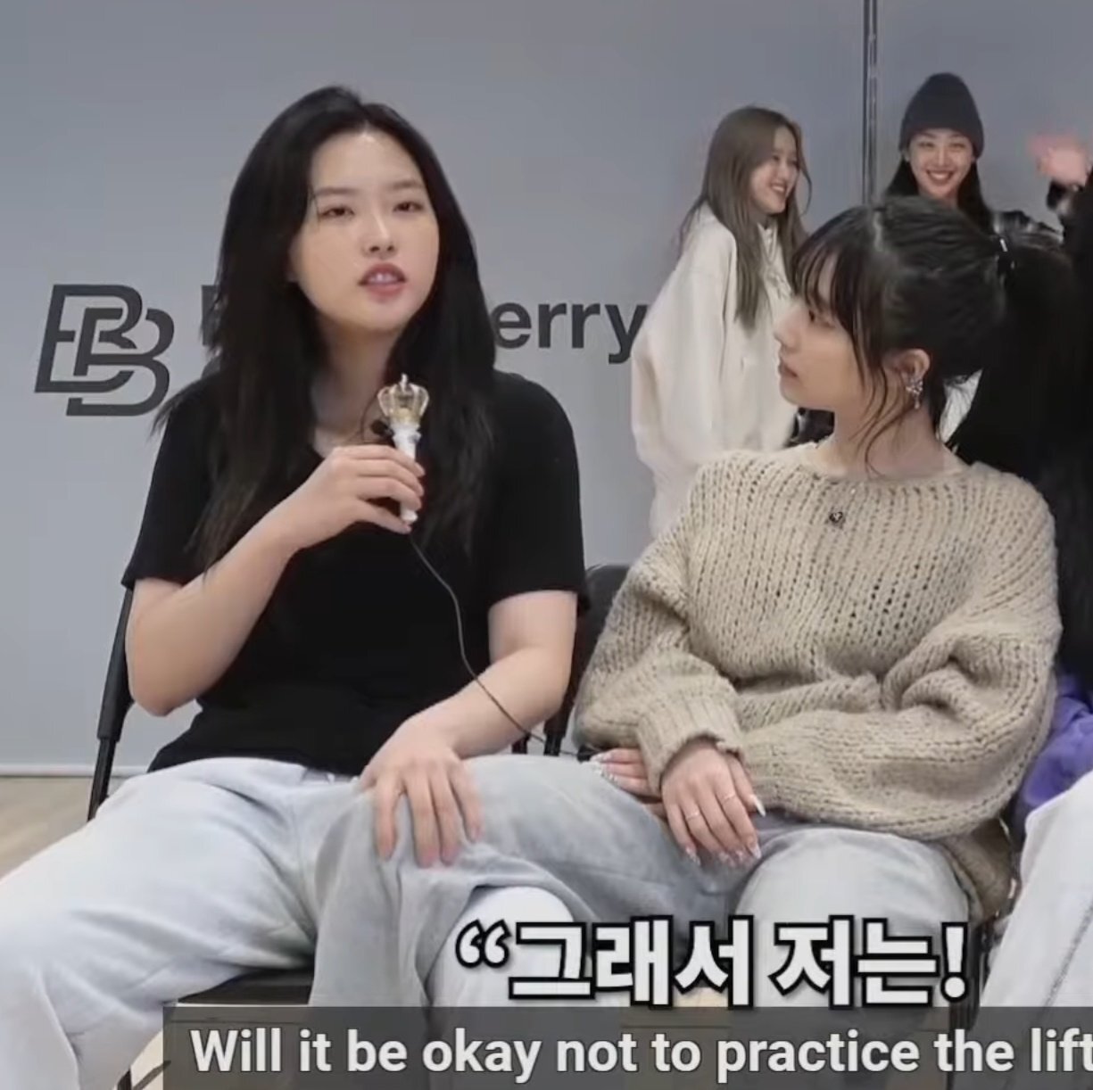 편한 사람이랑 있을때 나오는 자세