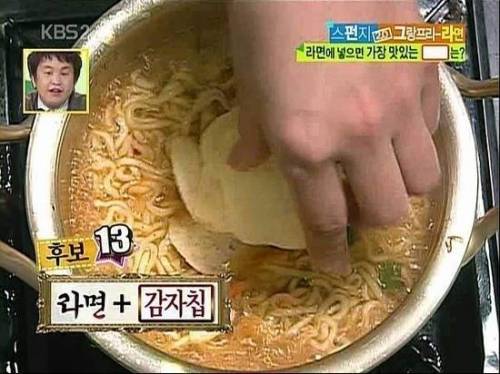 괴식 같지만 맛있다는 감자칩라면.jpg