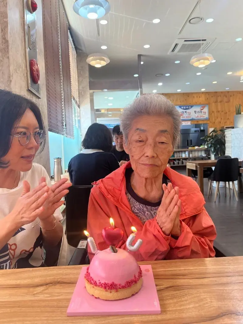 며칠전 치매걸린 엄마랑 대게 먹는데...jpg