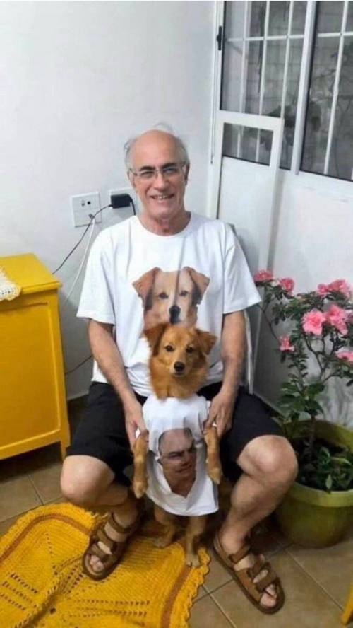 				뭔가 이상한 커플티를 입고있는 어떤 커플