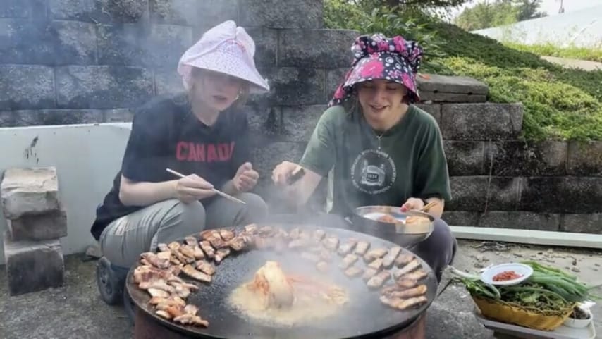 솥뚜껑 삼겹살 처음인 우크라이나 쌍둥이 자매.jpg