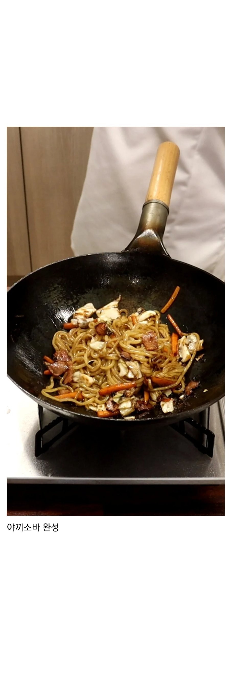 후라이팬으로 내려찍으면 맛있어지는 빵.jpg