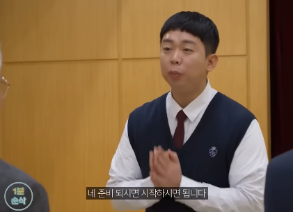 저출산이 극에 달한 미래의 대학교 입시 설명회