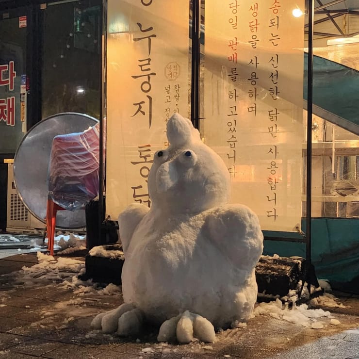 오늘자 통닭집 앞 눈사람 근황  ㅋㅋㅋ.jpg
