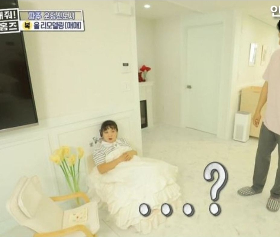 				반려견 침대에 올라간 박나래.jpg