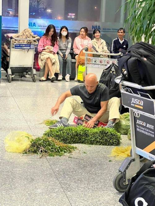 공항 대기가 길어지자 서양 관광객이 한 일.twt