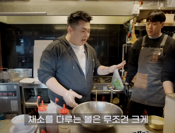 전 부칠땐 반죽에 물이 없어야된다는 이원일이 부친 전 상태.jpg