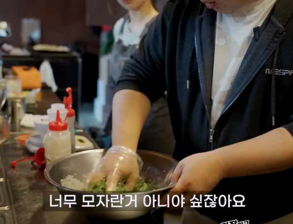 전 부칠땐 반죽에 물이 없어야된다는 이원일이 부친 전 상태.jpg