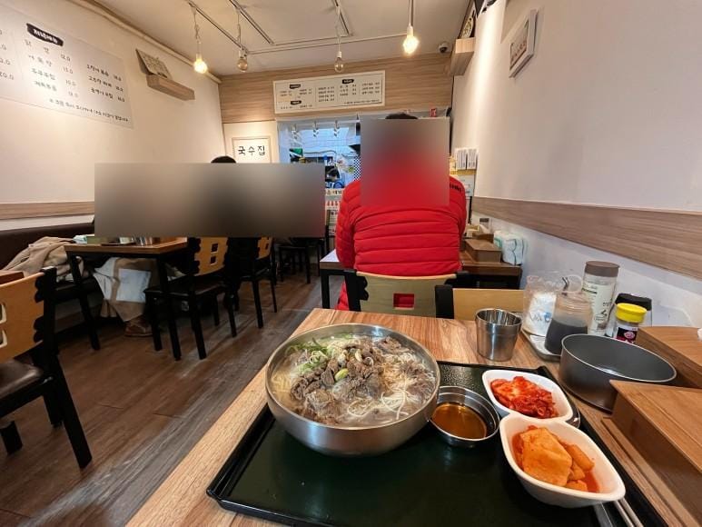 서울 장안동에 있다는 8천원 고기국수.gif