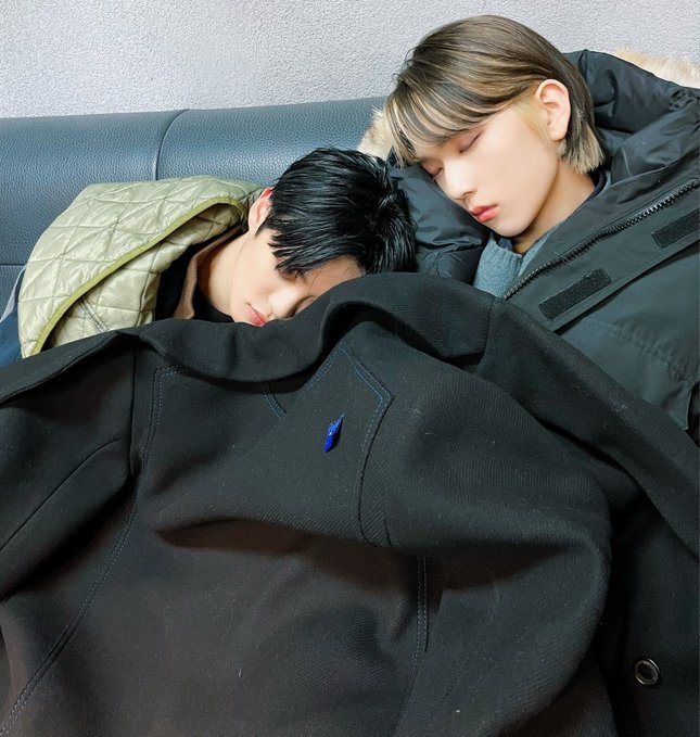 학생… 등에 쓰레기 붙었어