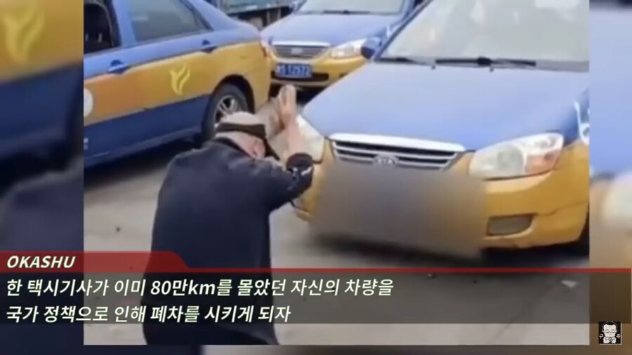 친구이자 전우를 떠나보내며 슬퍼하는 중국인.jpg