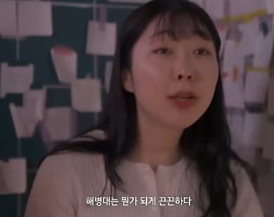 사회에서 만난 해병대 병사와 해병대 장교의 대화.jpg