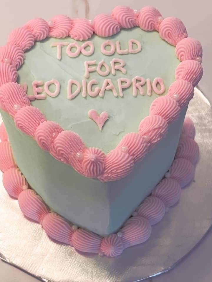 미국에서 여자가 26살 생일날 받는 케이크