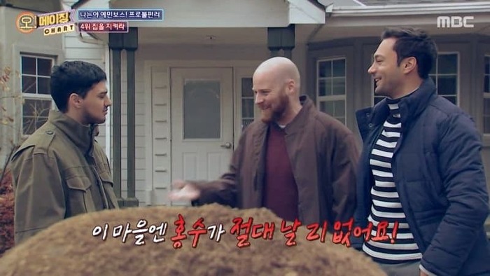 오메이징] 직접 지은 집이 침수될까봐 집 주변에 제방을 쌓…