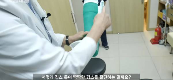 왜 깁스는 위험하게 전기톱으로 자를까?.jpg