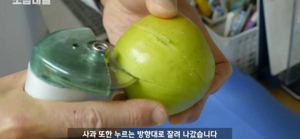 왜 깁스는 위험하게 전기톱으로 자를까?.jpg