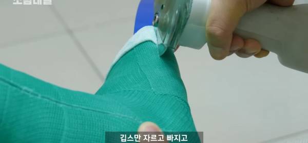 왜 깁스는 위험하게 전기톱으로 자를까?.jpg