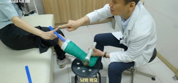 왜 깁스는 위험하게 전기톱으로 자를까?.jpg