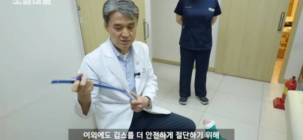 왜 깁스는 위험하게 전기톱으로 자를까?.jpg