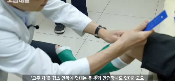 왜 깁스는 위험하게 전기톱으로 자를까?.jpg
