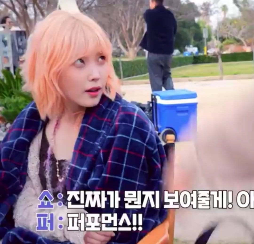 아이유도 예외없는 누나 특유의 남동생 쳐다볼때 표정.mp4